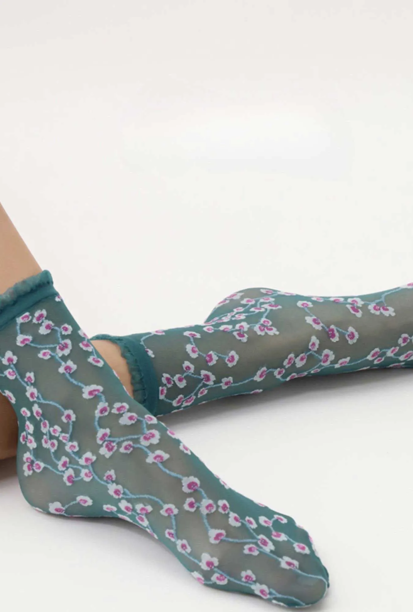 Oroblu Fashion Flowers Sheer Patterned Crew Socks